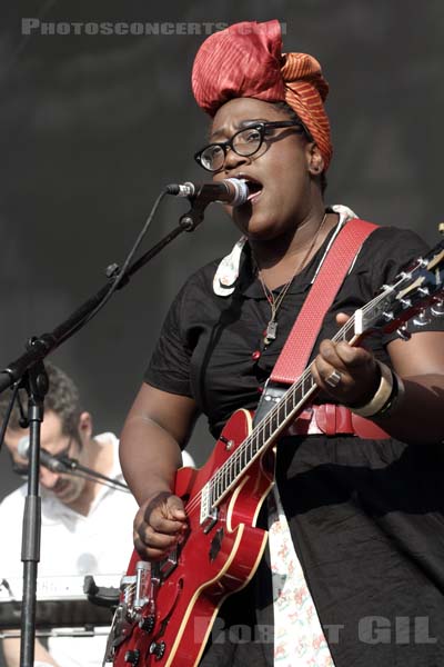 MELISSA LAVEAUX - 2013-07-19 - PARIS - Parvis de l'Hotel de Ville - 